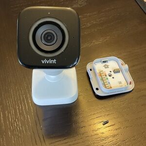 Vivint Sleek Black and White Camera Security system Gen2